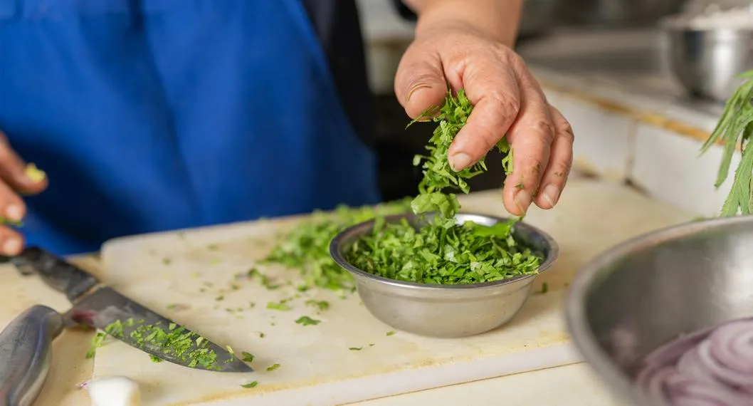 Cómo mantener el cilantro fresco en la cocina.