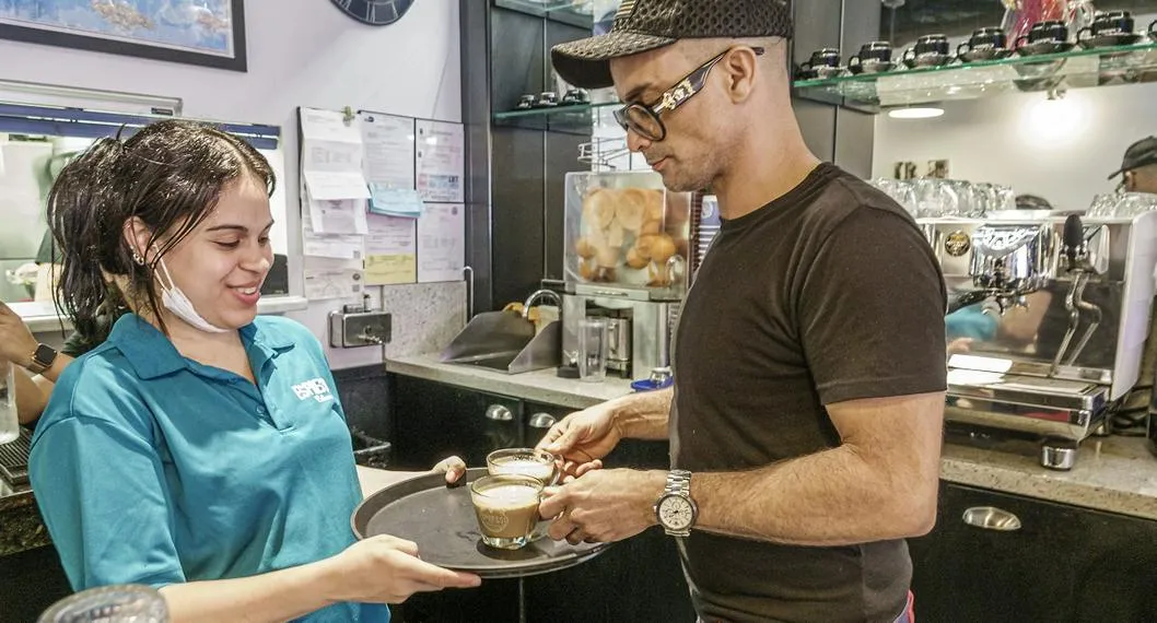 Trabajadores en un café en Florida. Salario mínimo en Miami y cuánto pagan a latinos la hora en trabajos de servicio
