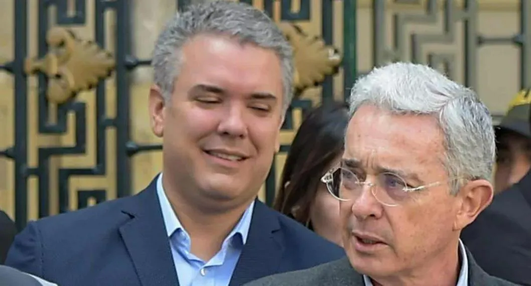 Iván Duque y Álvaro Uribe, expresidentes de Colombia y de la misma corriente política. Al segundo le negaron la preclusión a una investigación en su contra, por lo que Duque salió en su defensa