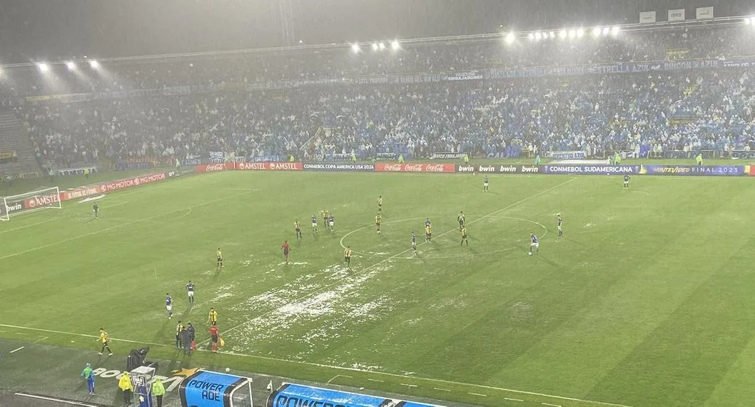 Inundación en El Campín de Bogotá durante el partido entre Millonarios y Peñarol, por Copa Sudamericana.