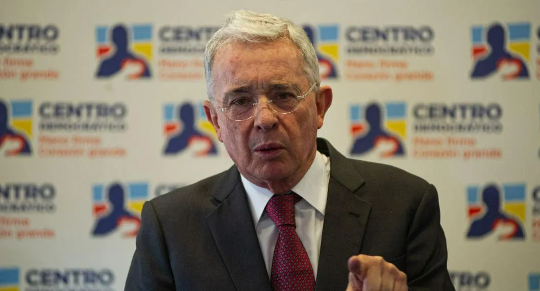Álvaro Uribe Vélez, expresidente de Colombia, en una conferencia de Centro Democrático, su partido. Recientemente, le negaron la precisión en un caso en su contra.