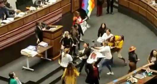 Congresistas en Bolivia se enfrentaron a patadas en plenaria por moción de censura.