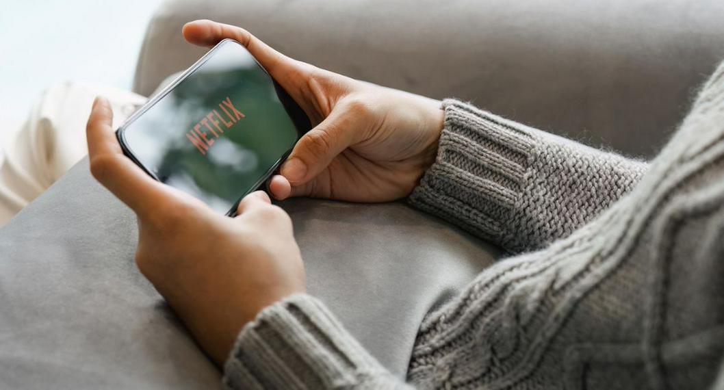 Foto de celular a propósito de cuánto valen los planes de Netflix en Colombia
