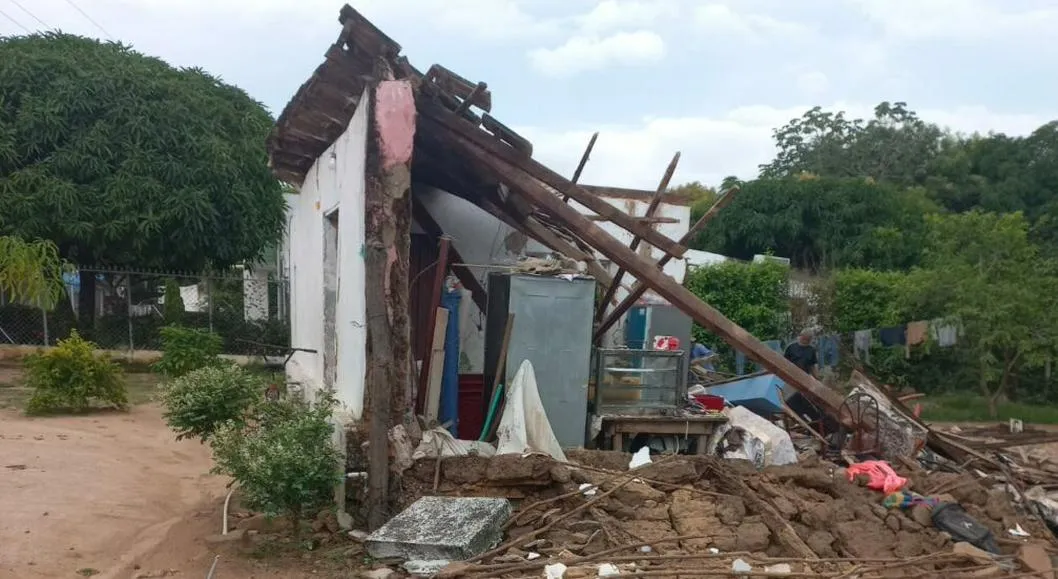 Casa se cayó en Valledupar y casi causa tragedia, el hijo de la familia que vivía ahí alcanzó a avisar para que los demás corrieran fuera.