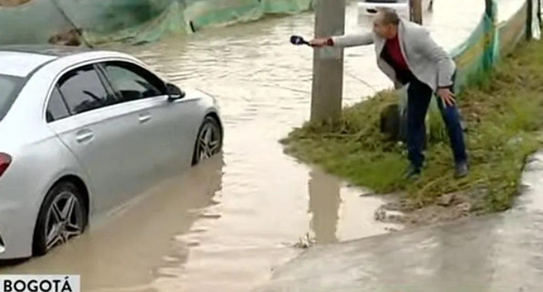 ´Periodista de Noticias Caracol ayudó a un Mercedes en inundación de Bogotá.