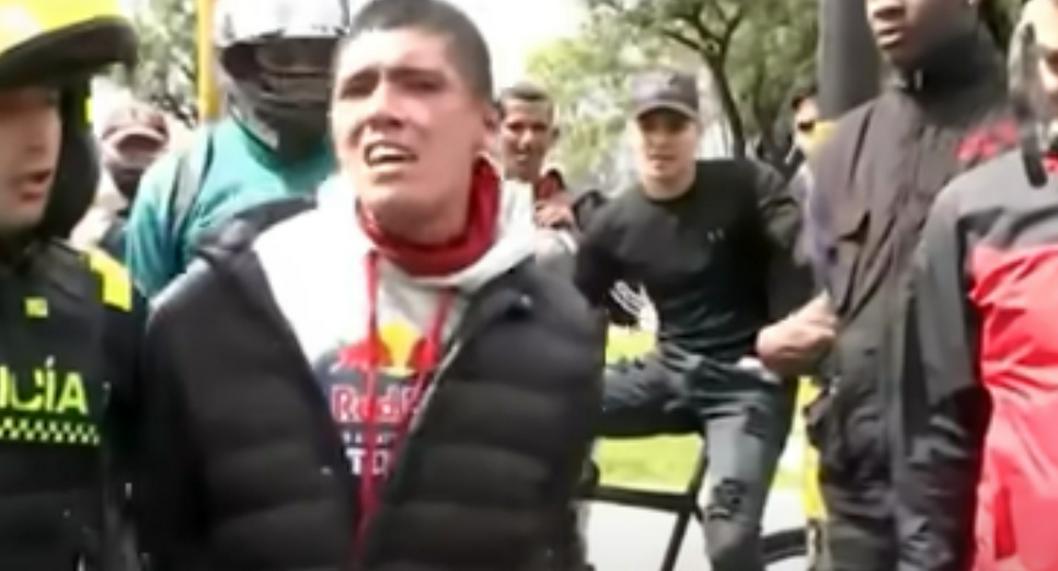 Motociclista en Bogotá quiso hurtar una cadena de un conductor y casi es linchado por comunidad que lo terminó robando fue a él. 