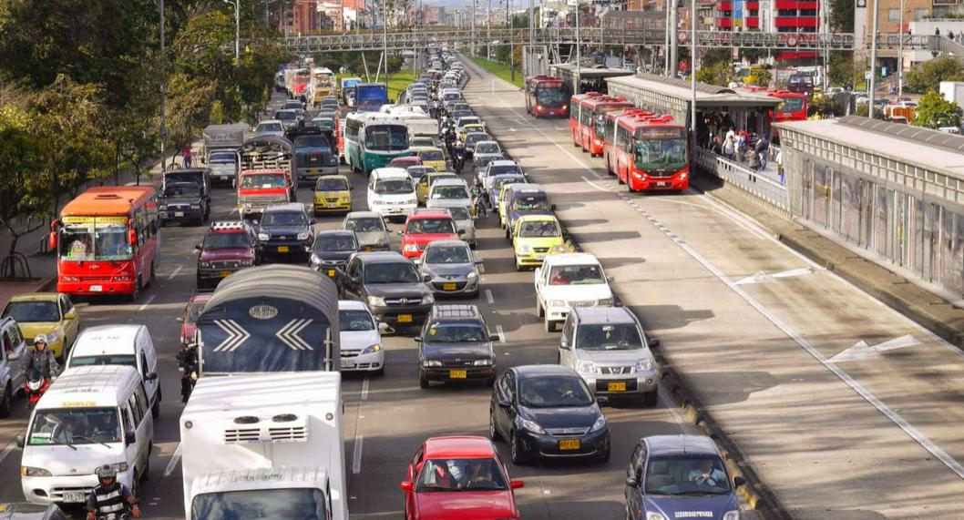 Miles de conductores en Bogotá tienen problemas para pagar su impuesto vehícular, pues no aparecen en la base de datos del Ministerio de Transporte. 