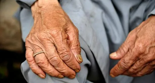 Foto de manos de abuela a propósito de adulta mayor abandonada en ancianato