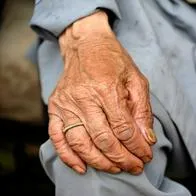 Foto de manos de abuela a propósito de adulta mayor abandonada en ancianato