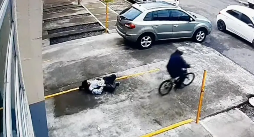 Foto de hombre en Medellín al que le robaron bicicleta, mientras dormía