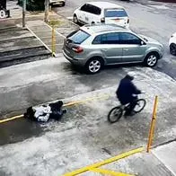 Foto de hombre en Medellín al que le robaron bicicleta, mientras dormía