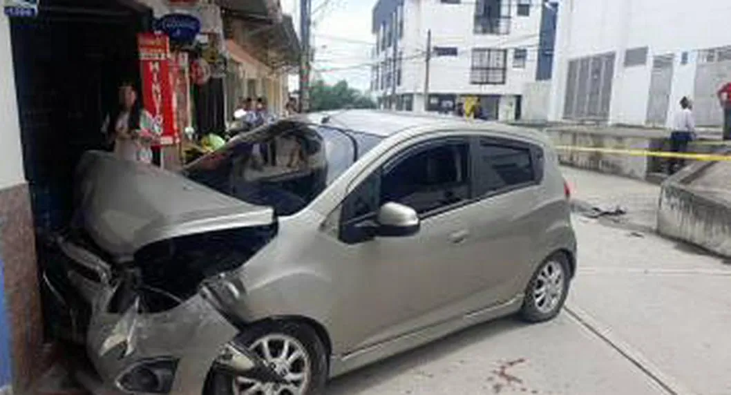 Carro accidentado en Quindío. A conductor le dio ataque y chocó contra dos tiendas.