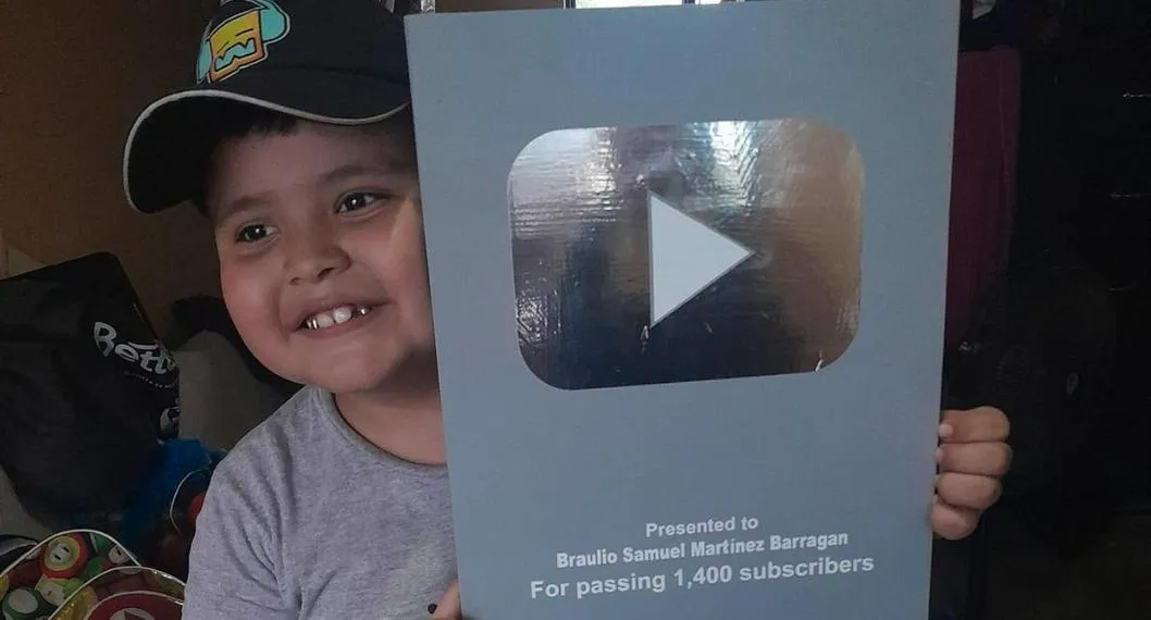 Foto de niño al que su papá le hizo placa de YouTube
