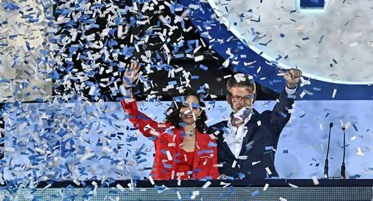 El líder del partido del Partido Popular (PP), Alberto Núñez Feijoo, celebra junto a la candidata a la reelección como presidenta regional de Madrid Isabel Díaz Ayuso (izquierda) en la sede del partido en Madrid.
