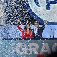 El líder del partido del Partido Popular (PP), Alberto Núñez Feijoo, celebra junto a la candidata a la reelección como presidenta regional de Madrid Isabel Díaz Ayuso (izquierda) en la sede del partido en Madrid.