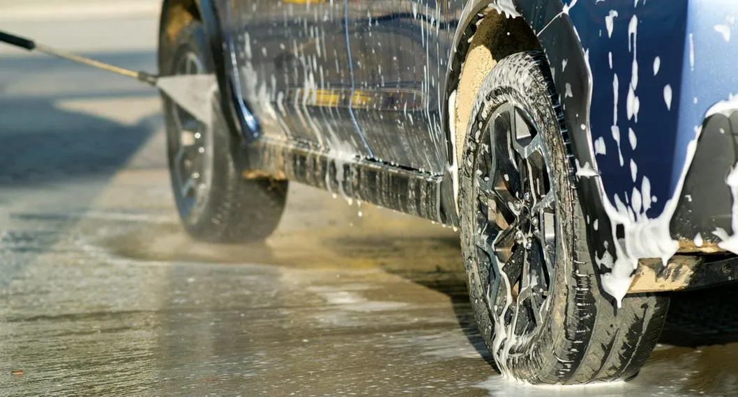 Carro lavado a propósito de cómo limpiar un carro sin shampoo.