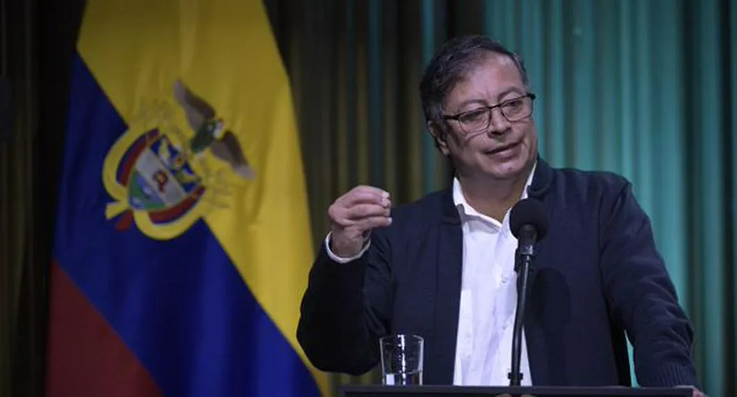 Gustavo Petro instó a trabajadores a salir a defender proyecto de reforma laboral en Colombia. Dijo tener miedo por su aprobación.