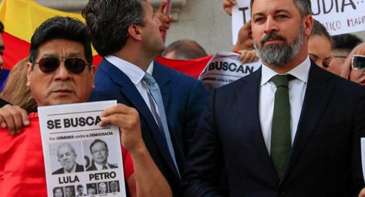 Protestas en España del partido Vox contra Gustavo Petro, que en las recientes elecciones regionales creció en concejales. El presidente colombiano tildó este ascenso como el del nazismo en Alemania en 1933