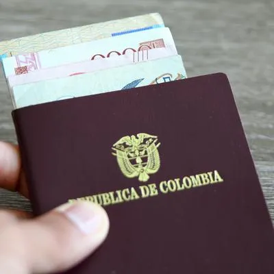 Imagen del pasaporte colombiano que está en una posible escasez por un contrato. La Cancillería adjudicó otro de estos.