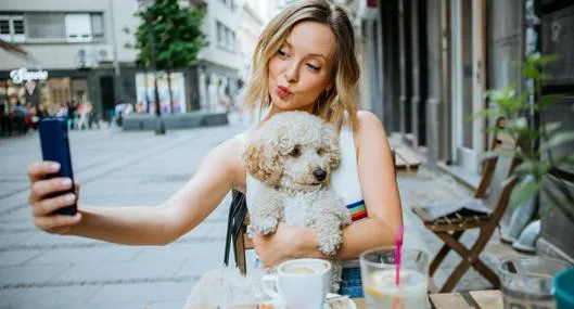 Mujer con un perro a propósito de por qué los jóvenes no quieren tener hijos.