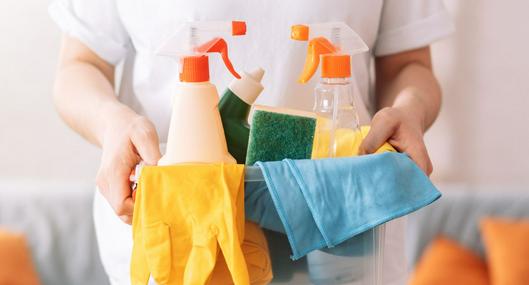 Persona con productos de limpieza a propósito de cómo remover las manchas de comida de plástico.