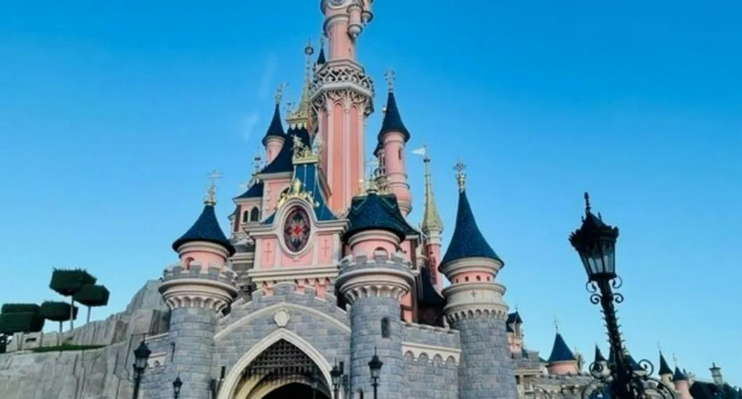 Disneyland París: cientos de empleados exigen aumentos salariales: en huelga