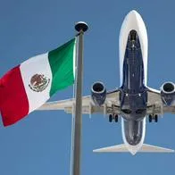 Foto de avión a propósito de dato de migración Colombia sobre número de inadmitidos en México