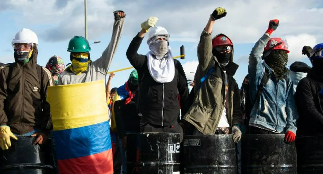 Primera línea en Bogotá durante las protestas del paro nacional 2021. Más de 100 jóvenes detenidos durante las manifestaciones ya fueron liberados