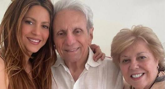 Shakira junto a sus padres, William Mebarak y Nidia del Carmen Ripoll Torrado. Recientemente, la artista estuvo en Barranquilla para visitar a su padre