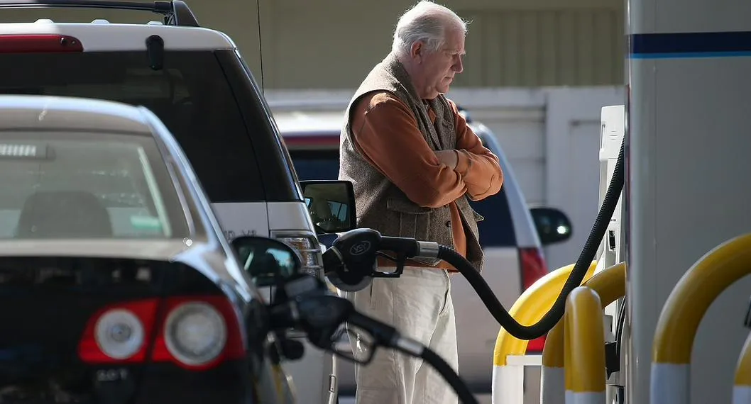 Persona tanqueando su carro, en nota sobre cuánto subiría el precio de la gasolina en junio