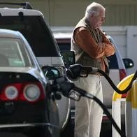 Persona tanqueando su carro, en nota sobre cuánto subiría el precio de la gasolina en junio