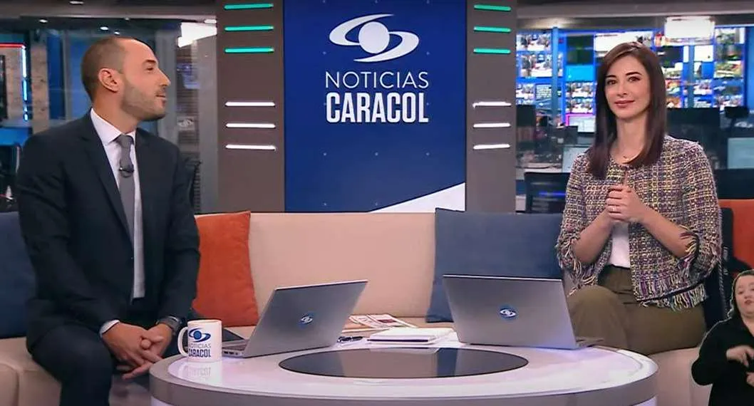Foto de Andrés Montoya y Alejandra Giraldo, en nota de Noticias Caracol despidió en vivo con sorpresa a ícono, Azucena Liévano (video).