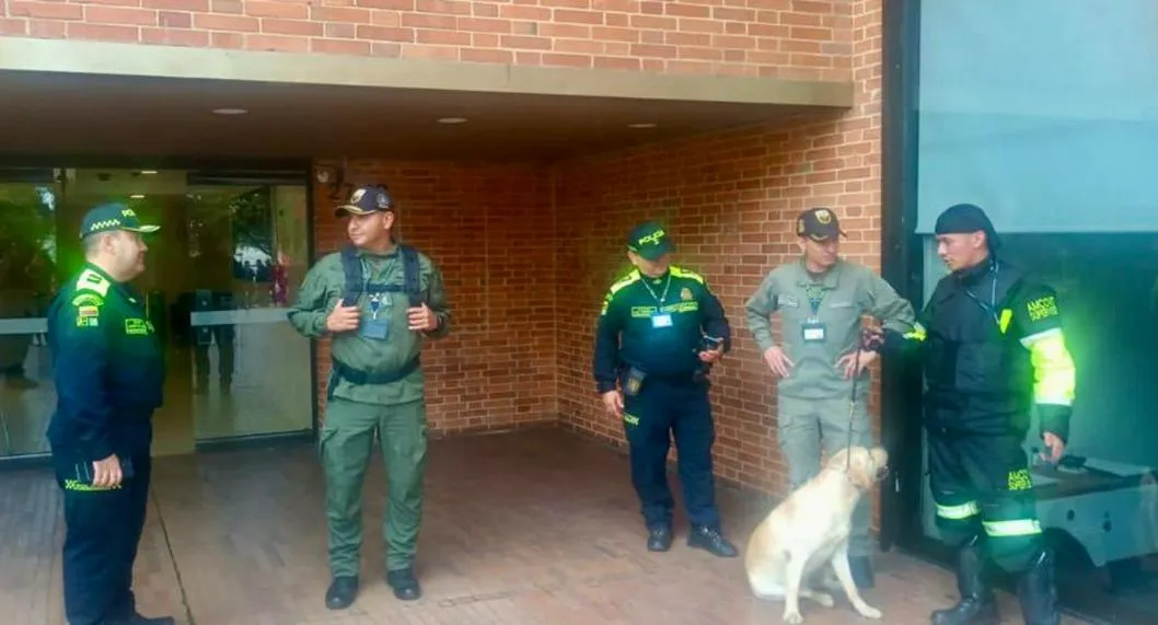 Amenaza de bomba en Bogotá obligó a la evacuación de un edificio de la rama judicial. La policía antiexplosivos ya está en el lugar evaluando el artefacto.