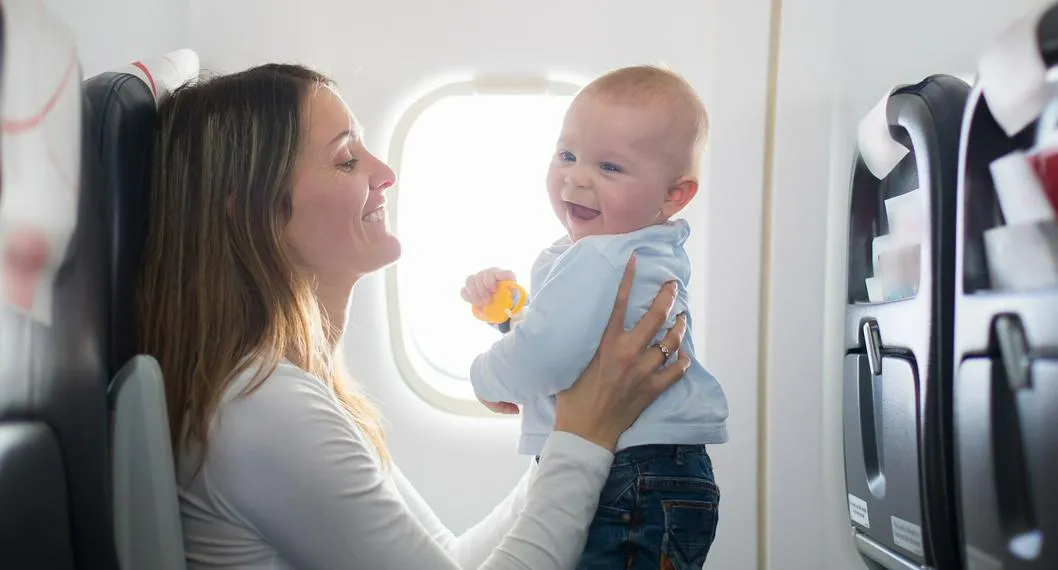 Desde que se nace un bebé puede viajar en un avión, pero no es lo recomendable.