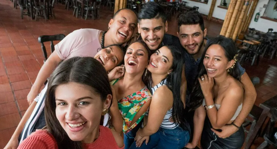 Grupo de amigos a propósito de las palabras comunes en Medellín.