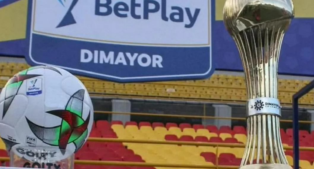 Balón oficial de la Liga BetPlay 2023 y el trofeo de la competición. Equipo mexicano vendría para fichar a dos figuras del fútbol colombiano.