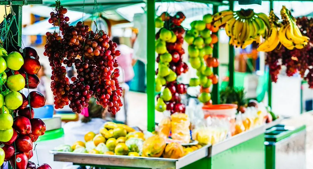 Frutas y verduras de una plaza de mercado en Colombia. Conozca los productos de la casata familiar que subieron y bajaron de precio en mayo.