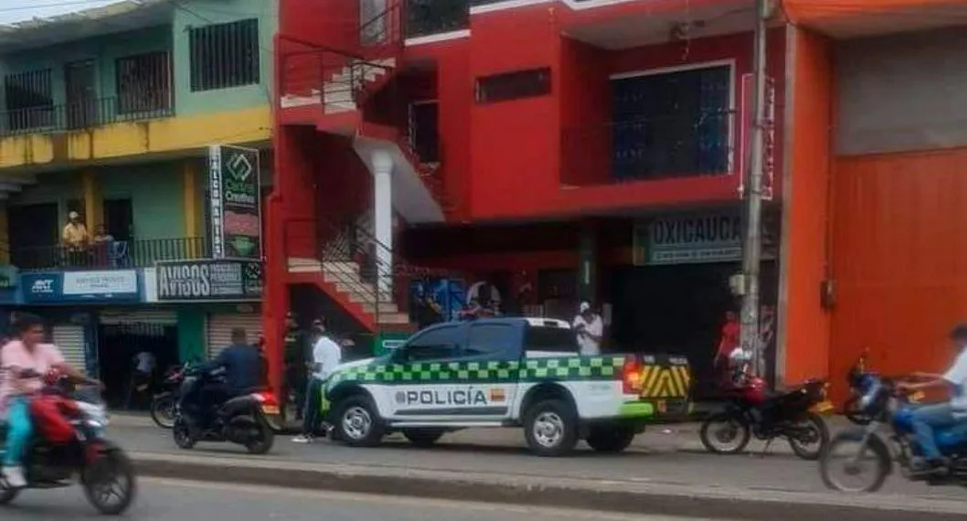 En un local de un centro comercial de Caucasia, Antioquia, una joven murió luego de un ataque porque el negocio tendría encima una presunta extorsión.