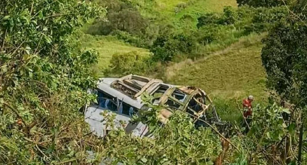 En la mañana del miércoles 31 de mayo, una ruta escolar cayó por un abismo y tres niños murieron en el accidente, en Boyacá.