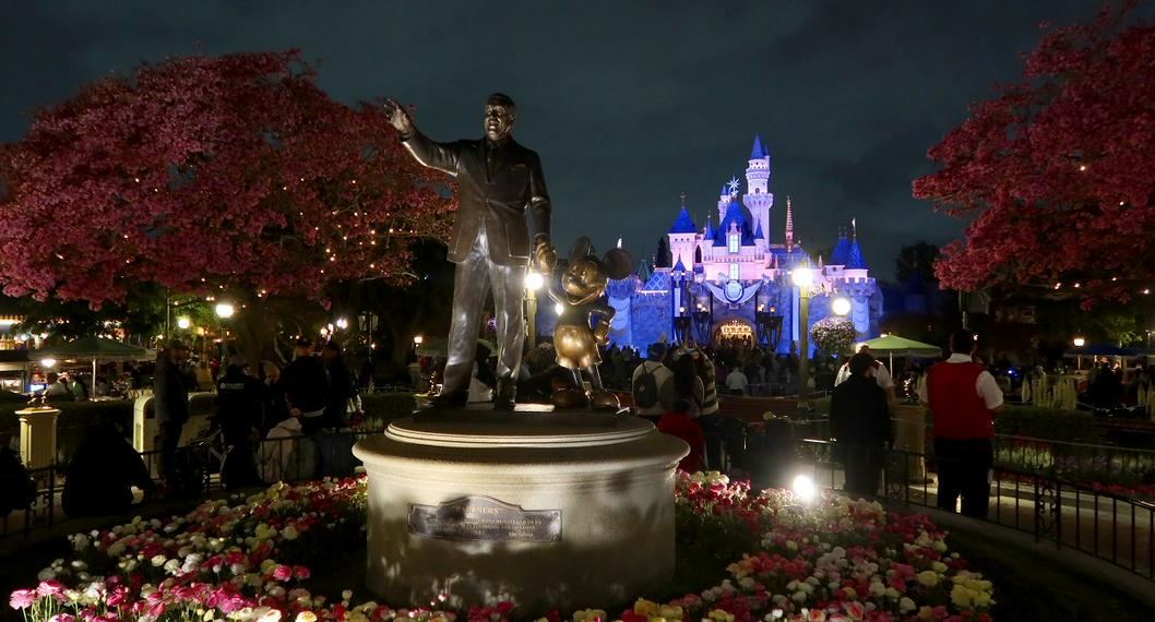Un empleado de Disneyland disfrazado de 'aprendiz de hada madrina causó indignación entre los usuarios luego publicarse un video.