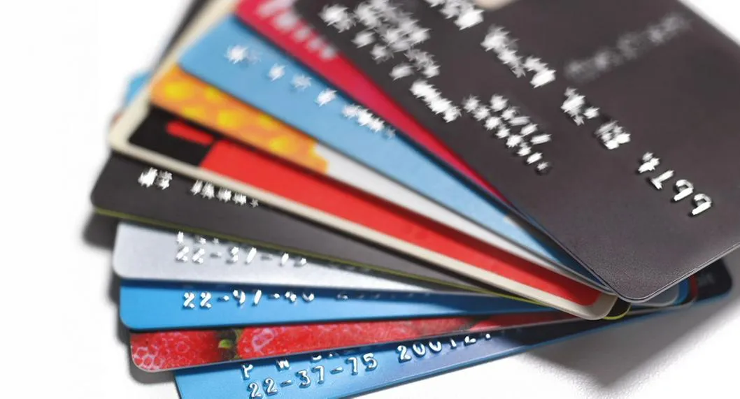 Varias tarjetas de crédito. Deudores de tarjetas de crédito recibieron gran noticia para junio. Tiene que ver con la tasa de usura.