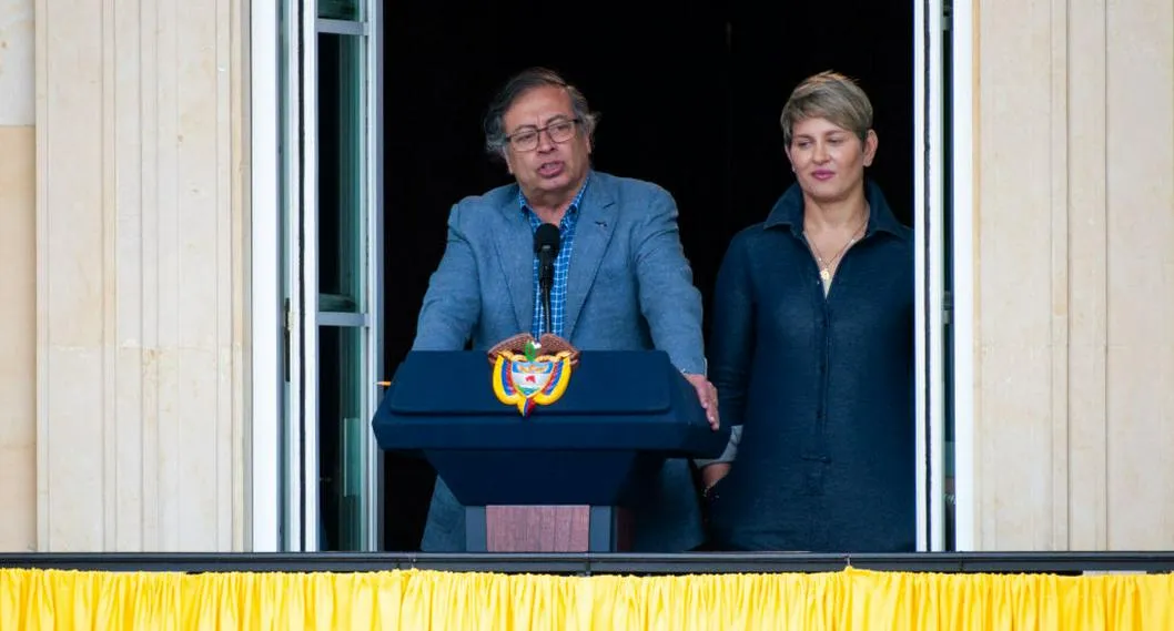 Gustavo Petro con la primera dama, Verónica Alcocer, en un balconazo. El presidente volvió a convocar a una manifestación para el 7 de junio, y varias centrales sindicales aseguraron que no lo apoyarán
