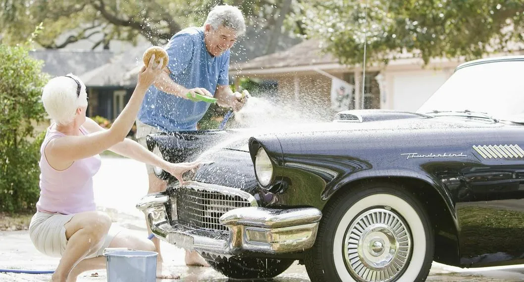 No es recomendable lavar el carro todos los días ya que la pintura se puede afectar.
