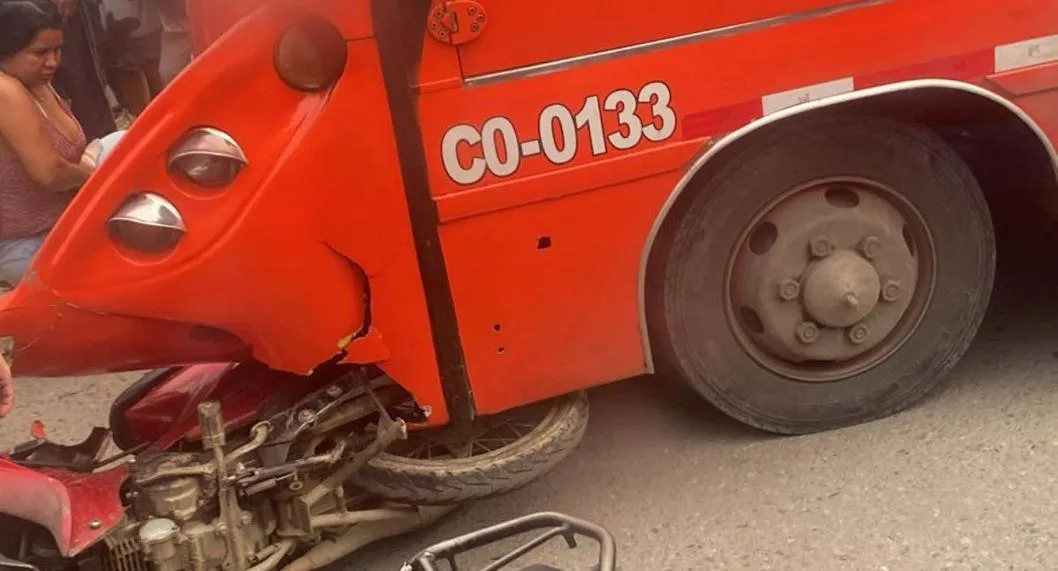 Accidente de tránsito: motociclista terminó herido por choque con bus, en Ibagué