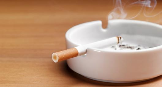 Cigarrillo consumiéndose a propósito de cómo dejar de fumar.