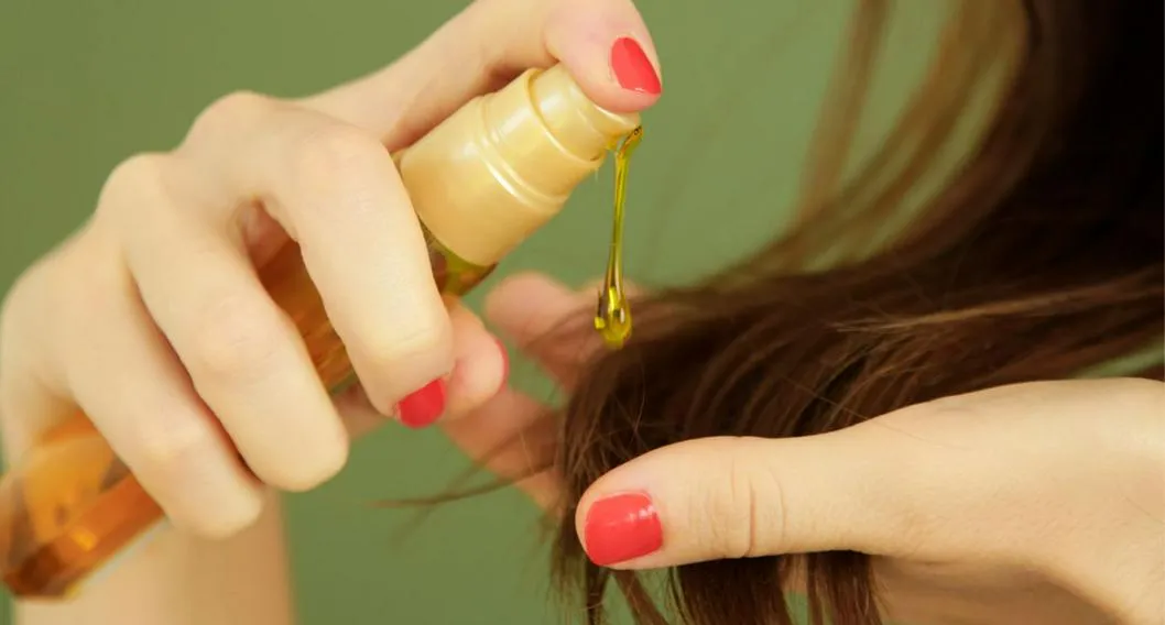 Vogue dice que el aceite de oliva sirve para fortalecer y darle brillo al cabello; hay que dejarlo actual por 30 minutos antes de enjuagar con champú