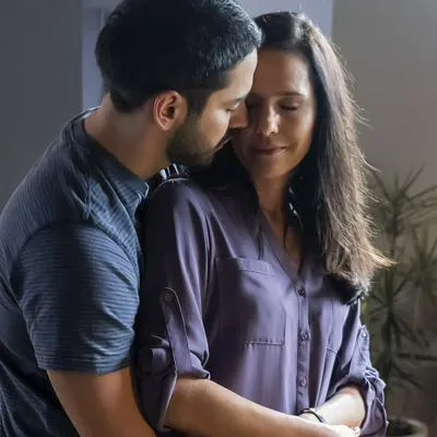 Paola Turbay y Sebastián Carvajal en sus papeles de 'Ana de nadie', en nota sobre que famosa cree que él se enamoró de ella en la vida real 