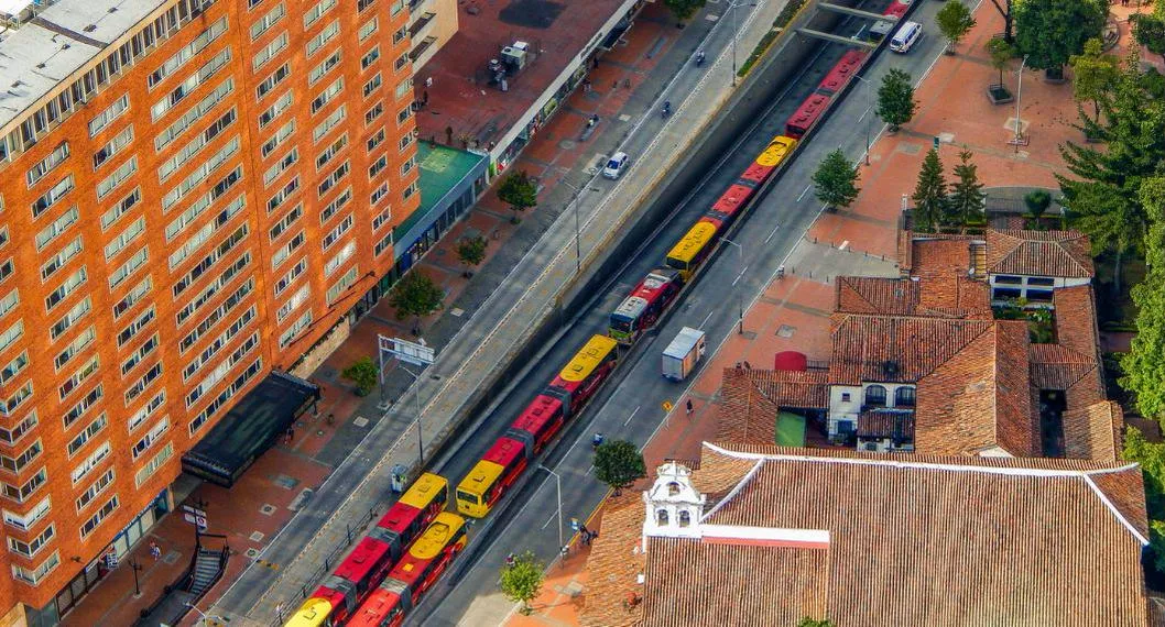 Rutas de Transmilenio sobre la carrera Décima de Bogotá, frente al hotel Tequendama. El sistema de transporte tendrá que pagar una millonaria suma a empresa de recaudo por desmontar el SITP provisional y provocar pérdidas millonarias