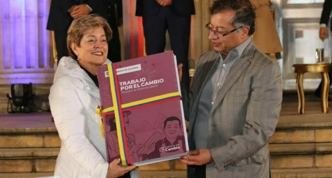 Gustavo Petro y la ministra de Trabajo, Gloria Inés Ramírez, el día de la radicación de la reforma laboral, la cual tiene a la mayoría de los colombianos en contra, según la última encuesta de Invamer