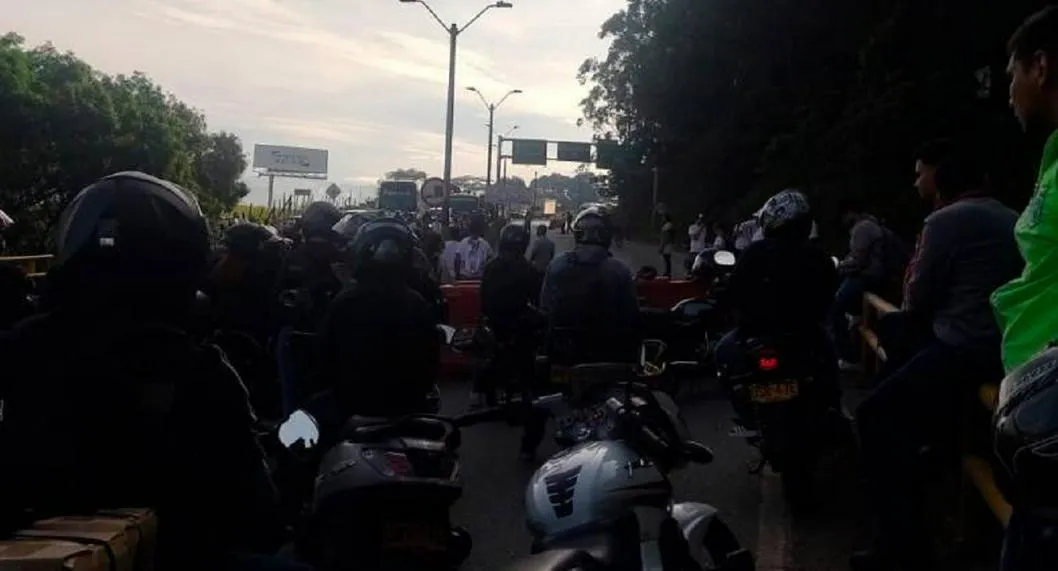 La autopista Bogotá - Medellín está bloqueada en La Gabriela, en Bello, Antioquia, por protestas en la carretera.